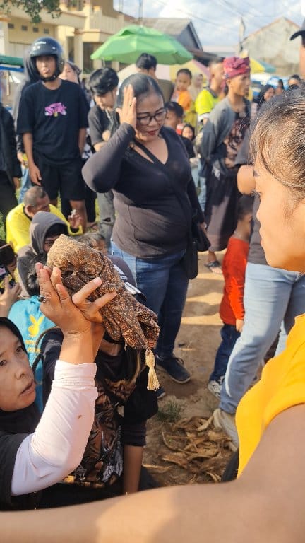 Inilah benda pusaka yang dipakai pawang menetralisir cewek kesurupan # ...