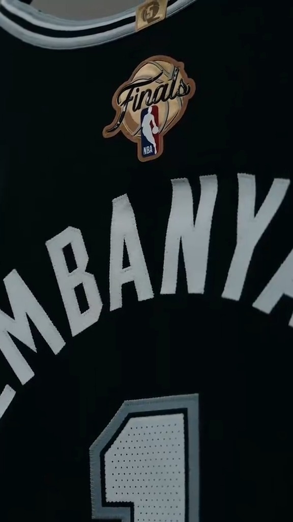 El uniforme listo para las #NBAFinals 😍 Vía @spurs