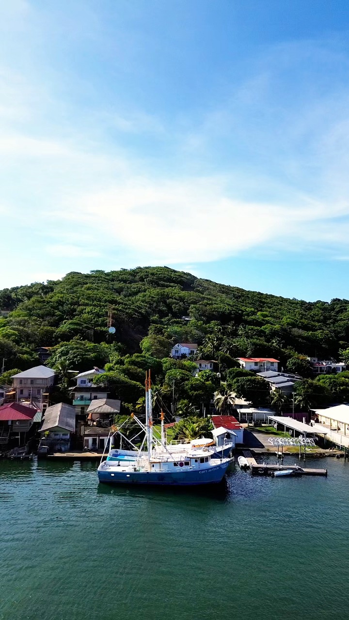 🎣 Oak Ridge has been one of Roatán’s historic fishing communities ...