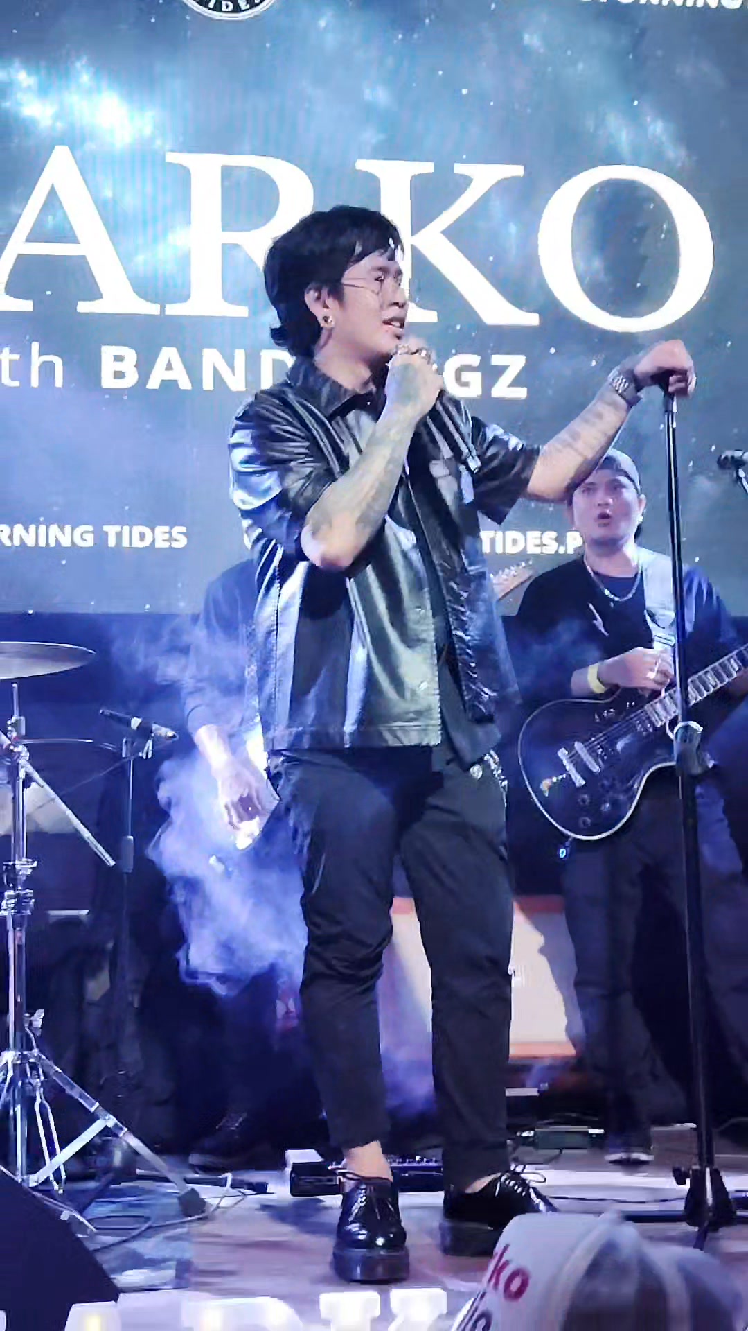 Ganito kami ka saya nung Turning Tides gig ng Marko Rudio and the Band ...