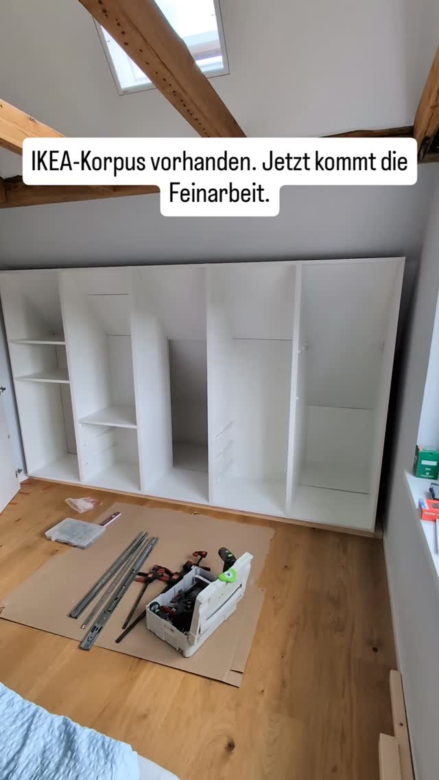 Eine Dachschräge – aber kein verschenkter Platz. ✨, Aus einem IKEA-Korpus wurde ein individuell angepasster Stauraum-Traum:, ✂️ Oberteil exakt an die Schräge angepasst und hinten verlängert, 📐