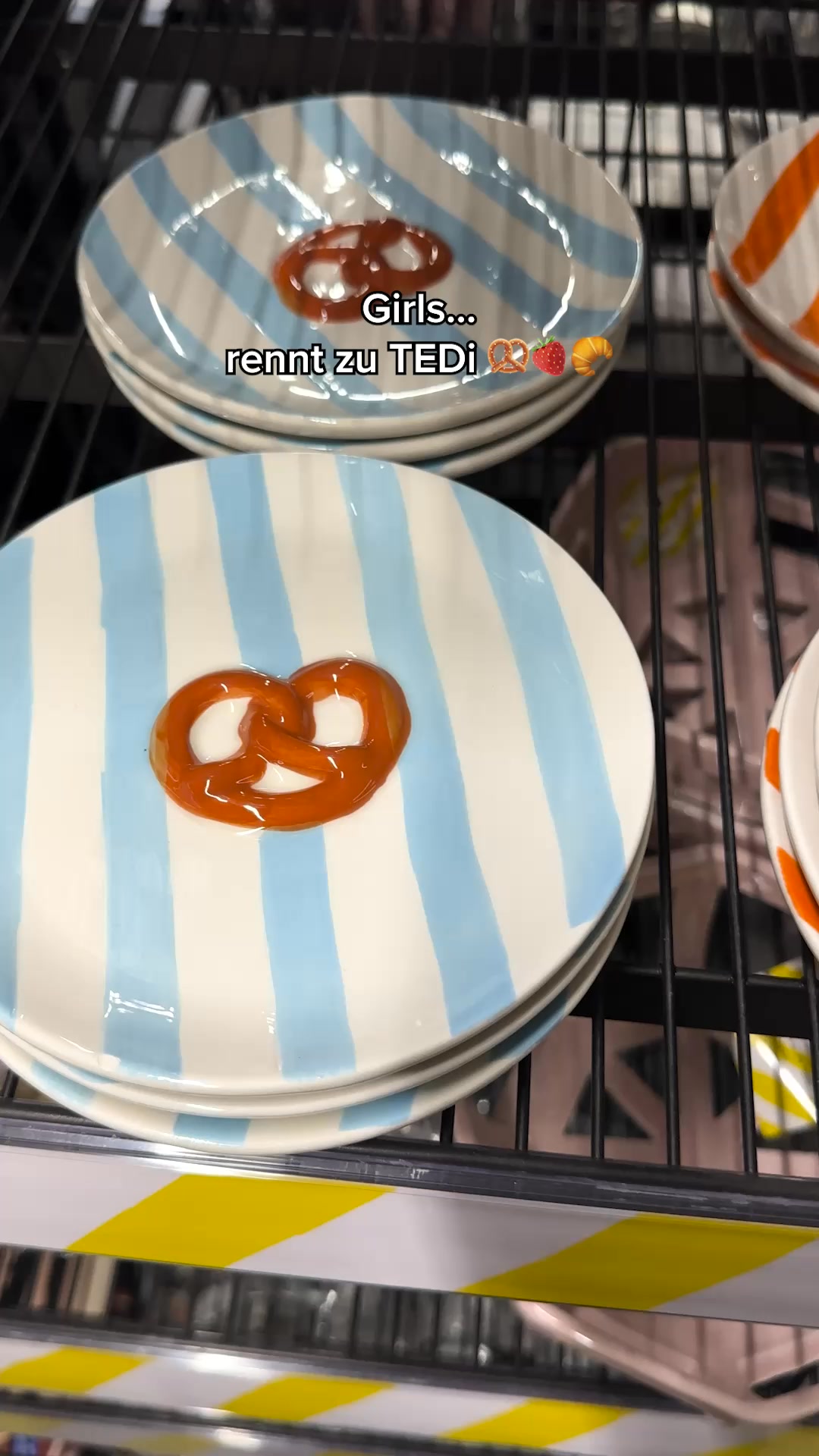 POV: Du wolltest nur kurz zu TEDi… 🥨🍓🥐, Und jetzt planst du dein ganzes Küchen-Regal neu. Brunch-Set oder Deko-Upgrade? 👀 | TEDi Deutschland