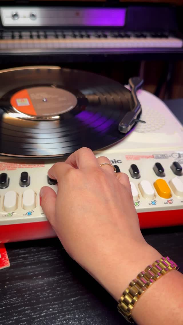 Here's another jamming sesh on the Panasonic SG-123, a rare