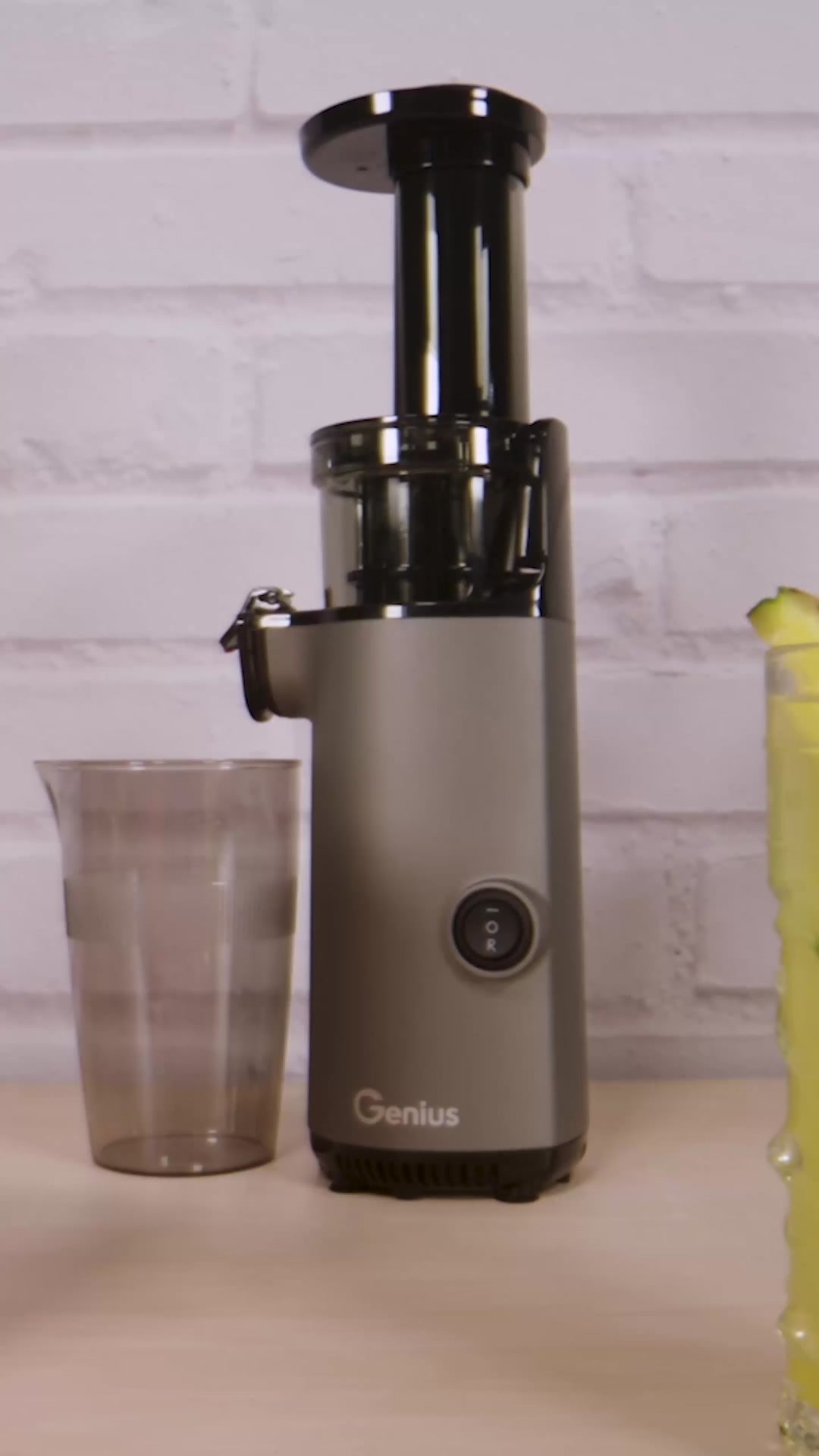 Der Slow Juicer Mini macht Schluss mit künstlichen Zusätzen und Verpackungsmüll., Verwandle frisches Obst direkt in leckere Säfte – mit vollem Geschmack und allen Nährstoffen., Klein, effizient und