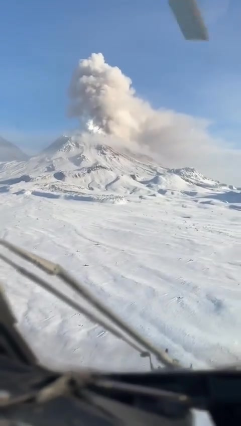 Kamczatka. Przelot wulkanologów z KVERT blisko czynnego wulkanu ...