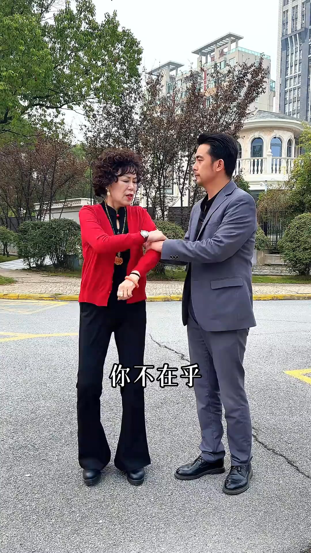 家人們 如果你們愿意支持我們 可以在評論區給我們打出 相信 二字嗎 讓我們知道 有你們在背后支持我們 我們會一直堅定地走下去 也希望能得到家人 ...