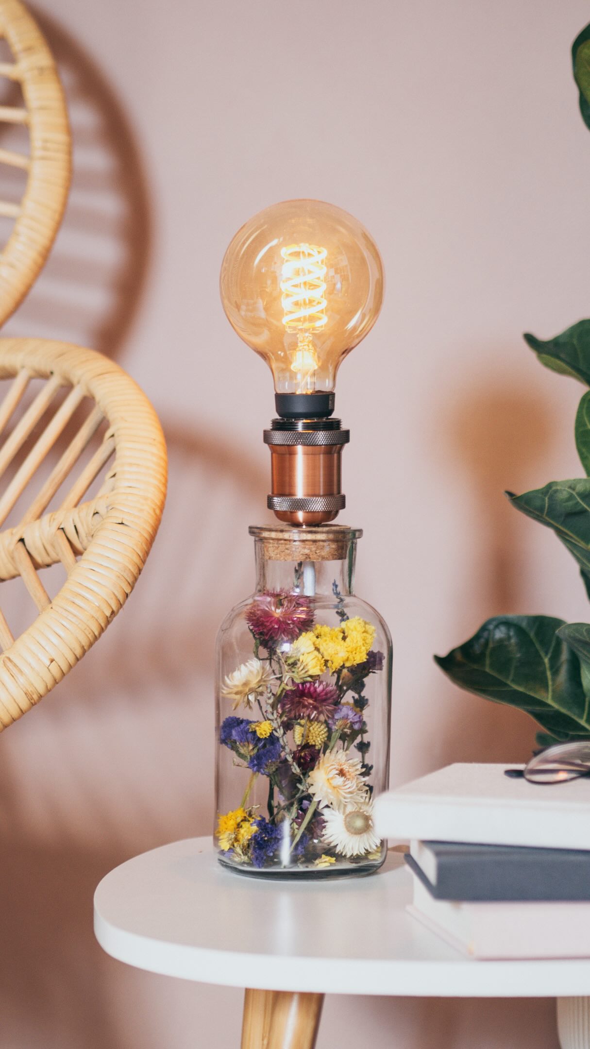 Mal eine etwas außergewöhnlichere Lampe, die man passend zur Saison dekorieren kann. Jetzt passen natürlich Trockenblumen perfekt zum Frühling 🌸, Könnte sie mir auch schön mit einem Lampenschirm
