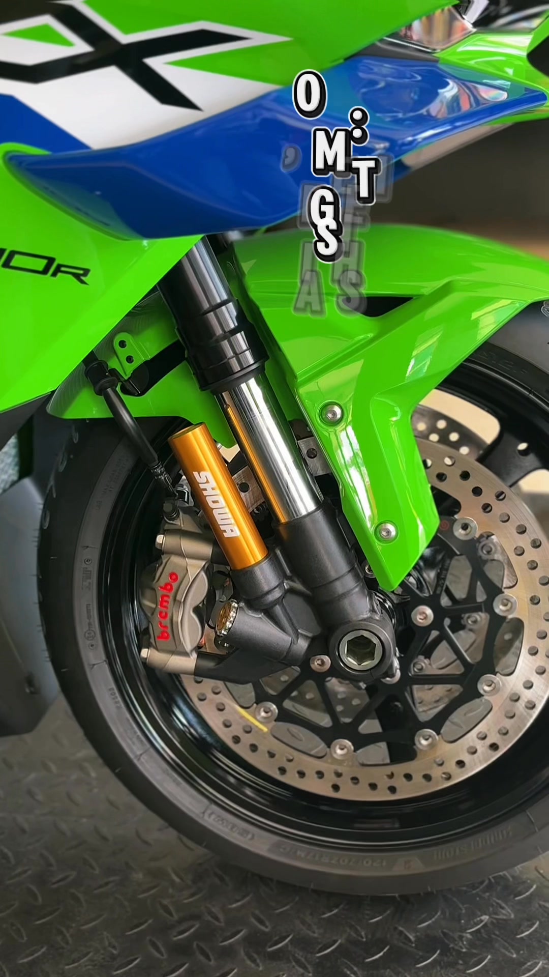 Green machine on the move 💚 Ninja ZX-10R🏍️💨 SRP: 1,029,800✓ 1