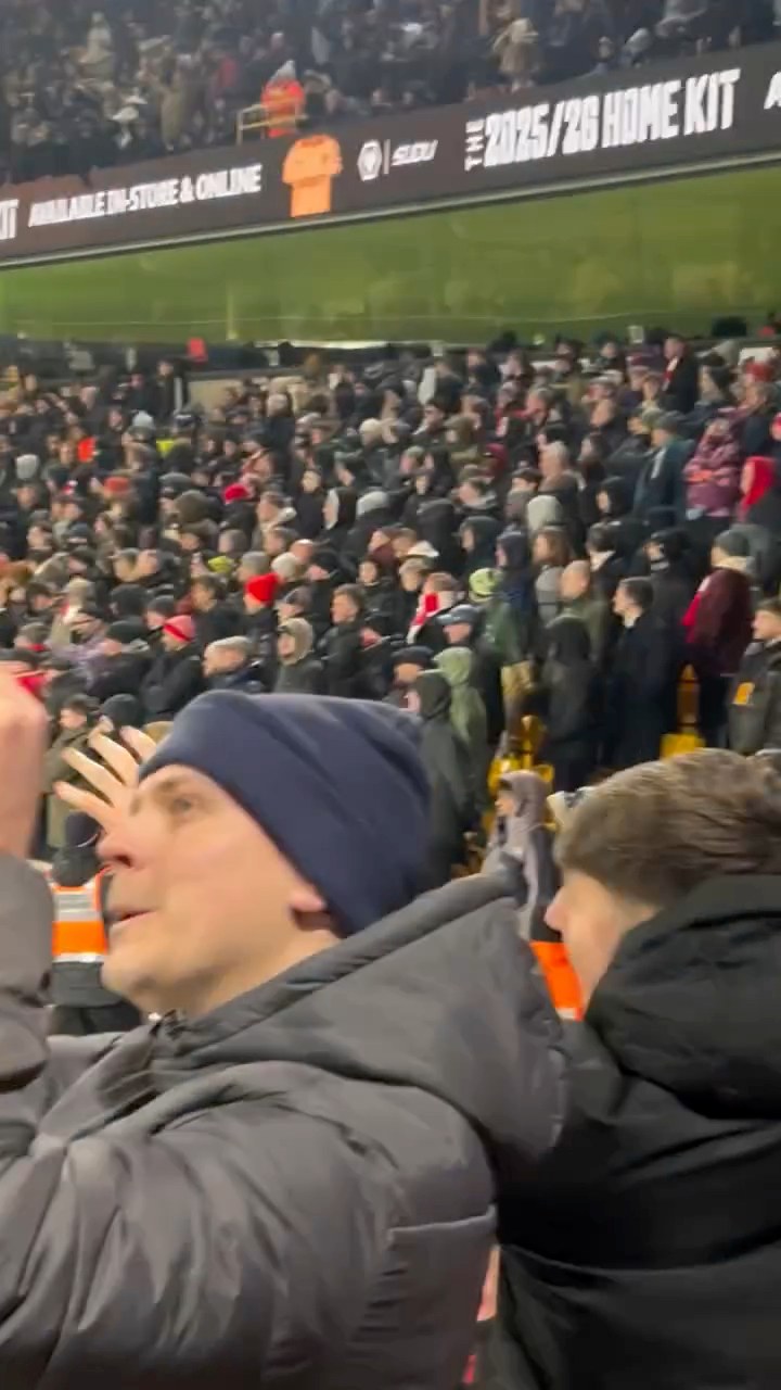 📌 Wolves fans singing 