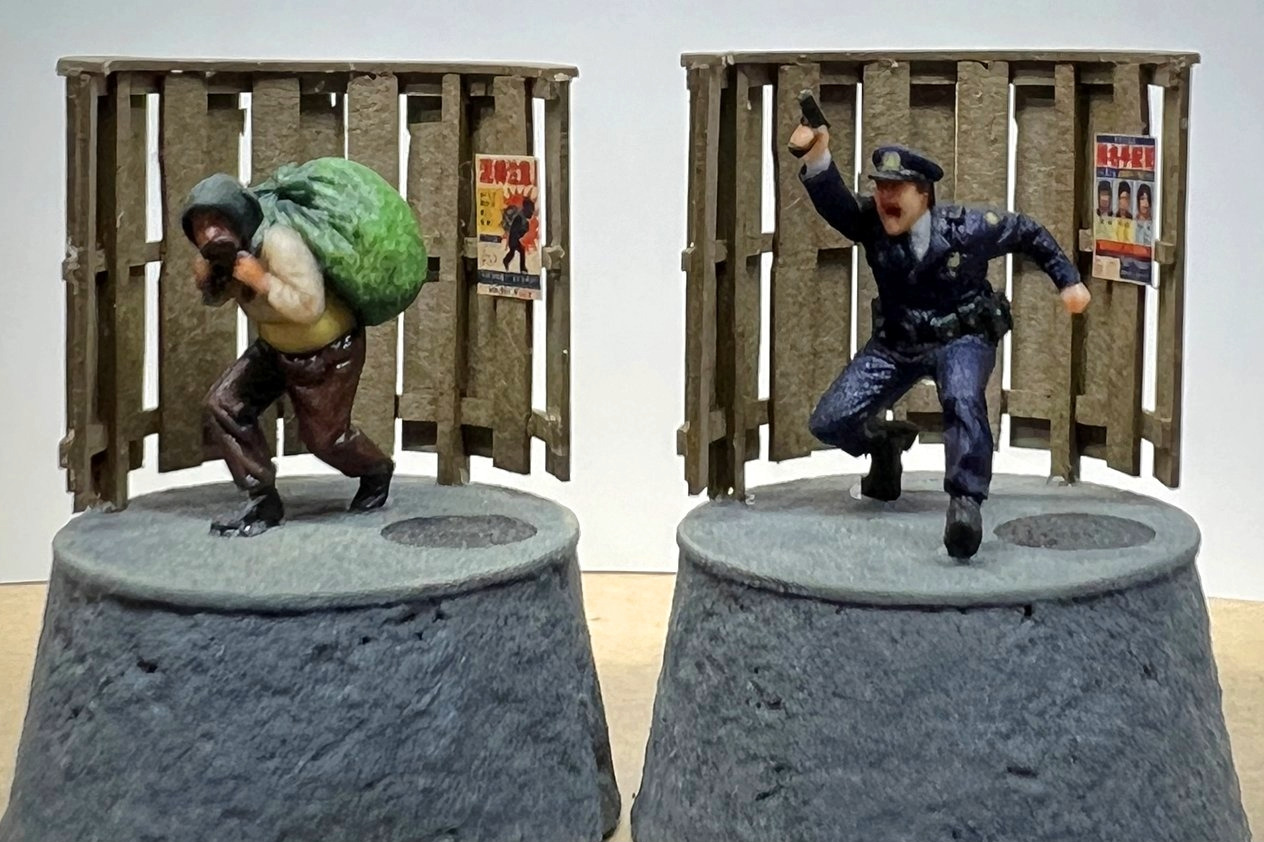 ? だるそうに座る姿が可愛すぎる…机の上の癒し系フィギュア登場 