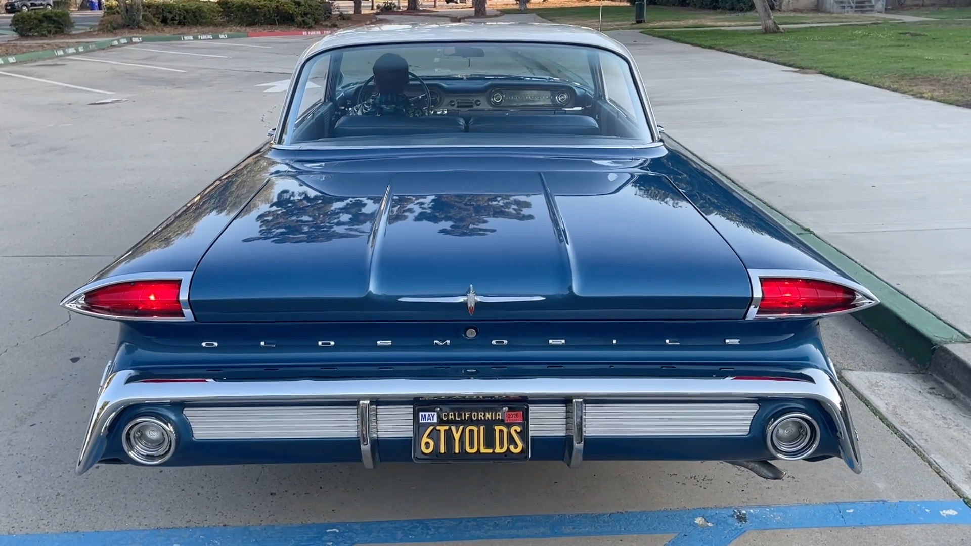 シンディ♪1960.Classic Charles Phoenix FOR SALE: 1960 Oldsmobile Dynamic 88 - Spectular