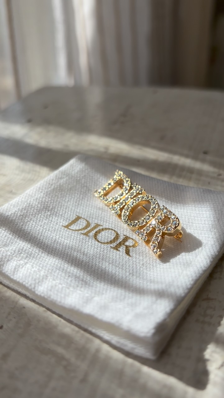 DIORのロゴブローチ、美しい #dior #ディオール #ブローチ #ロゴ