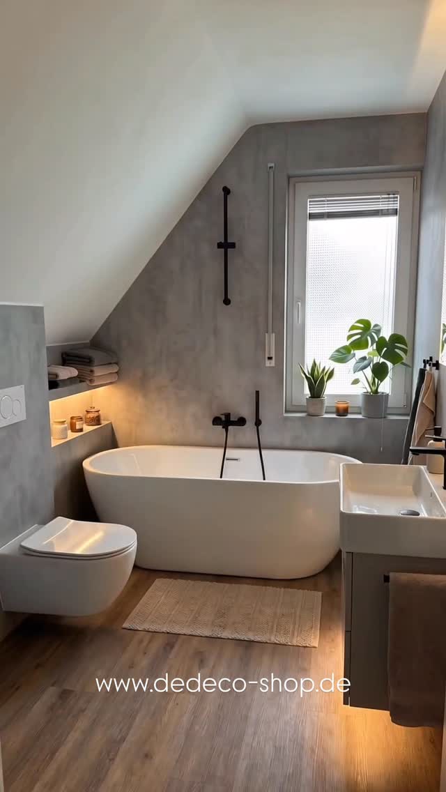 Aus alt wird neu. Schnelles Bad Glow-up mit einer freistehenden Badewanne und einem modernem Betonlook. #dedeco #badezimmer #renovierung #baustelle | Dedeco - Wandgestaltung aller Art