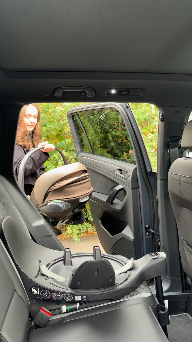 uppababy vista v2 gwen V3 Convertible Single-to-Double Stroller for Baby & Toddler, 30+ Configurations, Car Seat Compatible, All-Wheel Suspension, XL Basket – (Green Mélange/Carbon Frame) : Baby PATIO UMBRELLAS & SHADES Color:Moonstone The Vista V3 provides species-mackerel