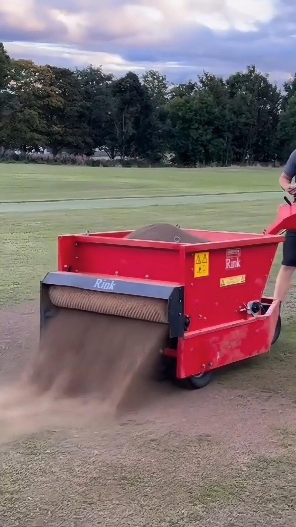 Topdressing turf! RINK SP950 🏝️ 𝐒𝐨 𝐦𝐮𝐜𝐡 𝐬𝐚𝐧𝐝. 𝐒𝐨 𝐥𝐢𝐭𝐭𝐥𝐞 𝐭𝐢𝐦𝐞. RINK ...