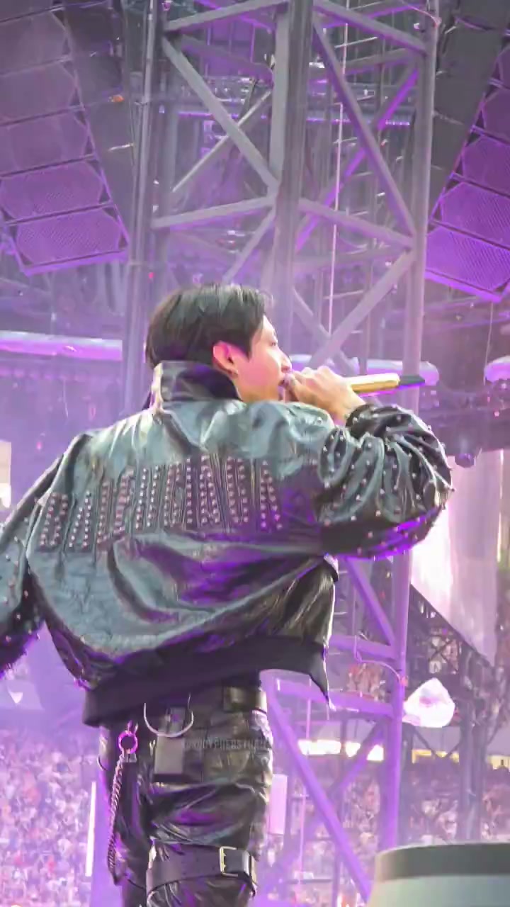 Jungkook sending hearts to ARMYS during Fake Love. #BTS