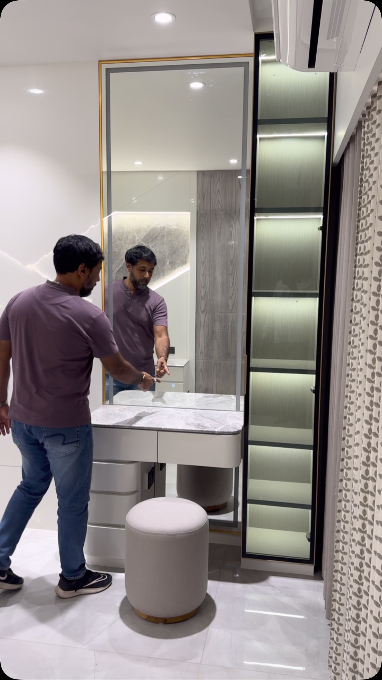 modern style dressing table With Led Lights Glass Top Dressing Table With Extendable Side Table 5 Drawers Dressing Table With Mirror And Stool For Bedroom White carved by skilled artisans Stylish dressing table design /