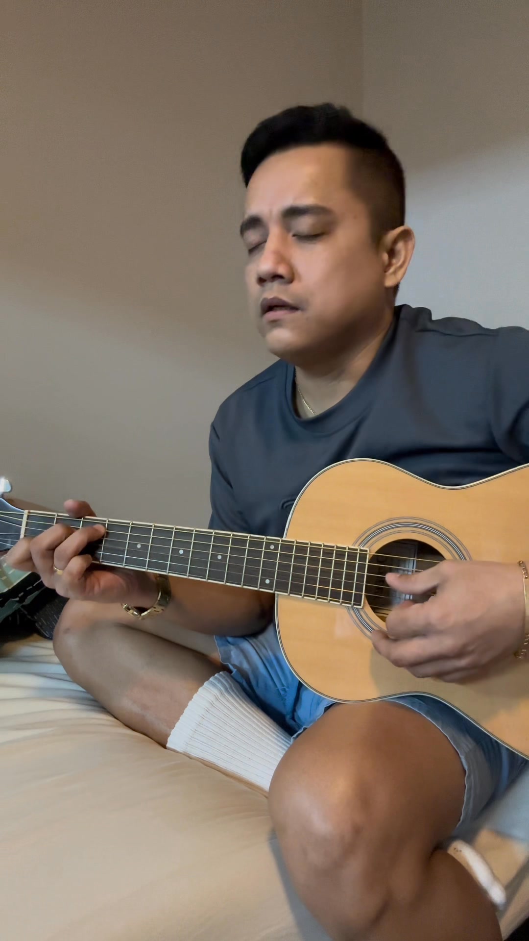 Lagi ako nagwoworship song tuwing restday ko.. Pero Birthday ko ngayon ...