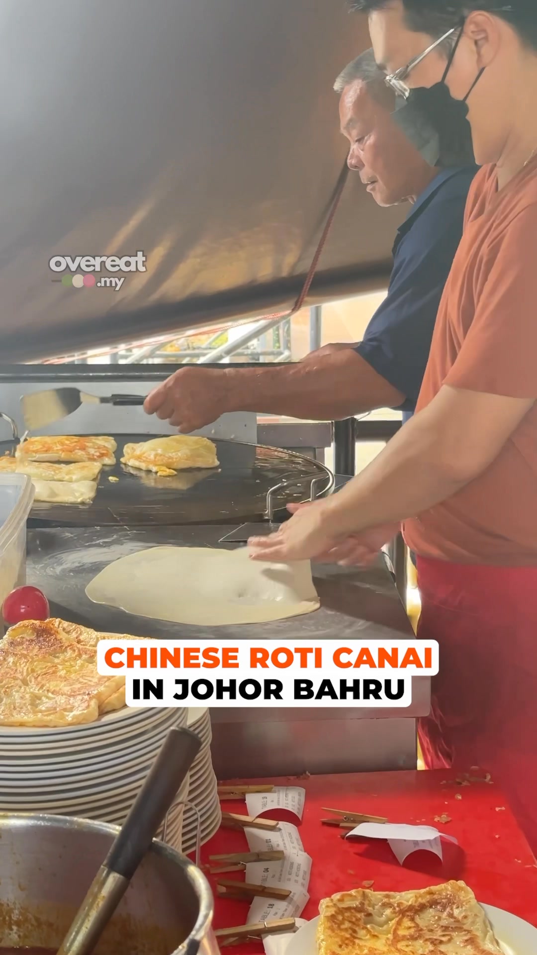 Another popular spot in Johor Bahru. This is a chinese roti canai ...