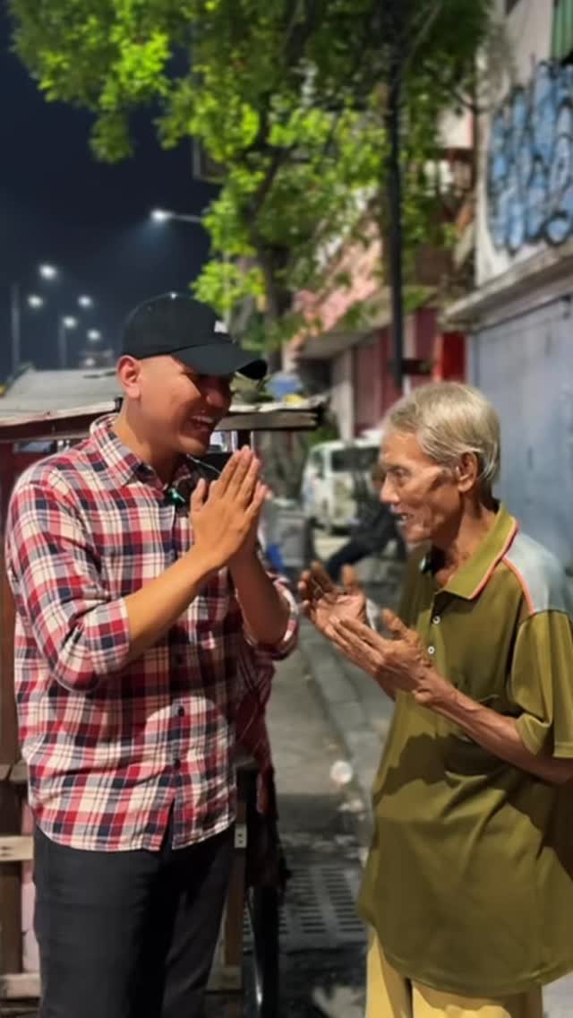 kita bantu larisin dagangan Soto Pak Atim. Beliau sudah jualan kurang ...