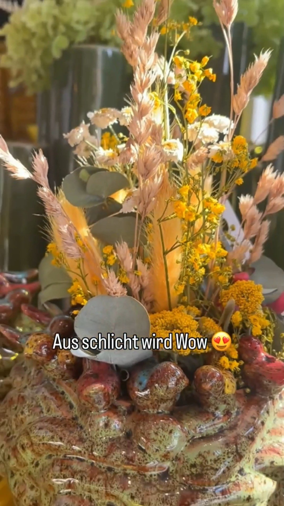 Aus schlicht wird Wow ✨, Manchmal braucht es nicht viel, um einem Raum das gewisse Etwas zu verleihen 💚, Eine besondere Vase, ein paar Trockenblumen – und schon entsteht ein stilvoller Blickfang ✨, 🤎
