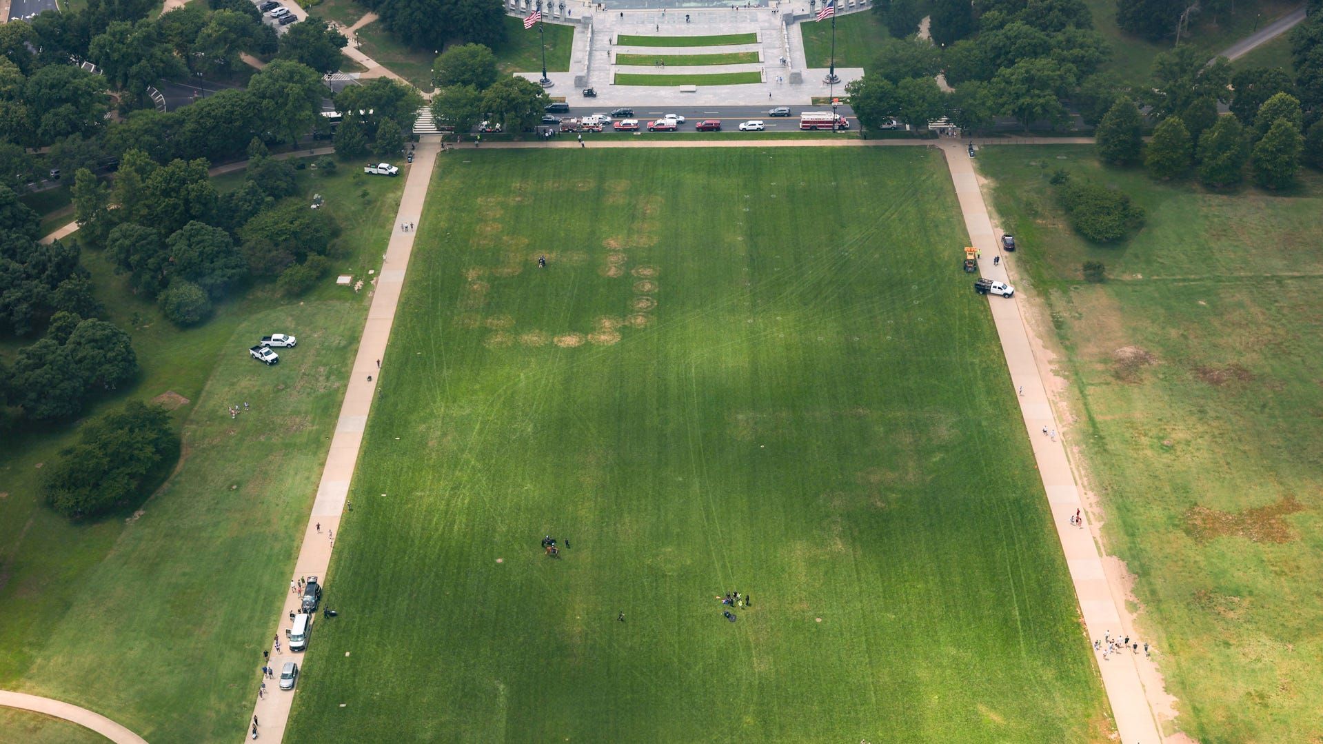 ワシントン　看板 A giant “8647” marking on the National Mall is getting attention