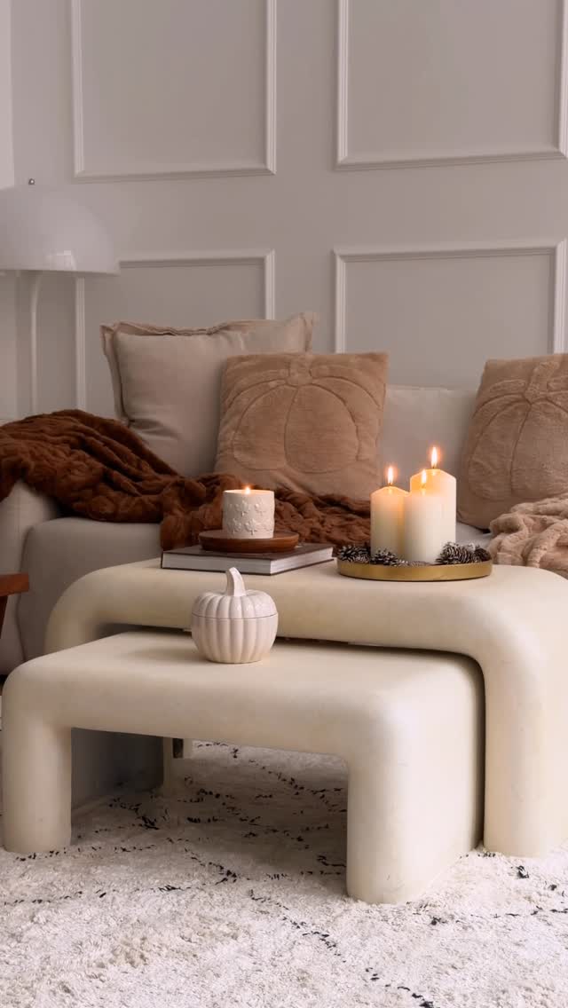 🍂 Zeit für gemütliche Stunden zu Hause! 🕯️🤎⁣, Mit warmen Farben, kleinen Details und herbstlicher Deko wird dein Wohnzimmer zum perfekten Wohlfühlort. Entdecke jetzt deine Lieblingsstücke für eine