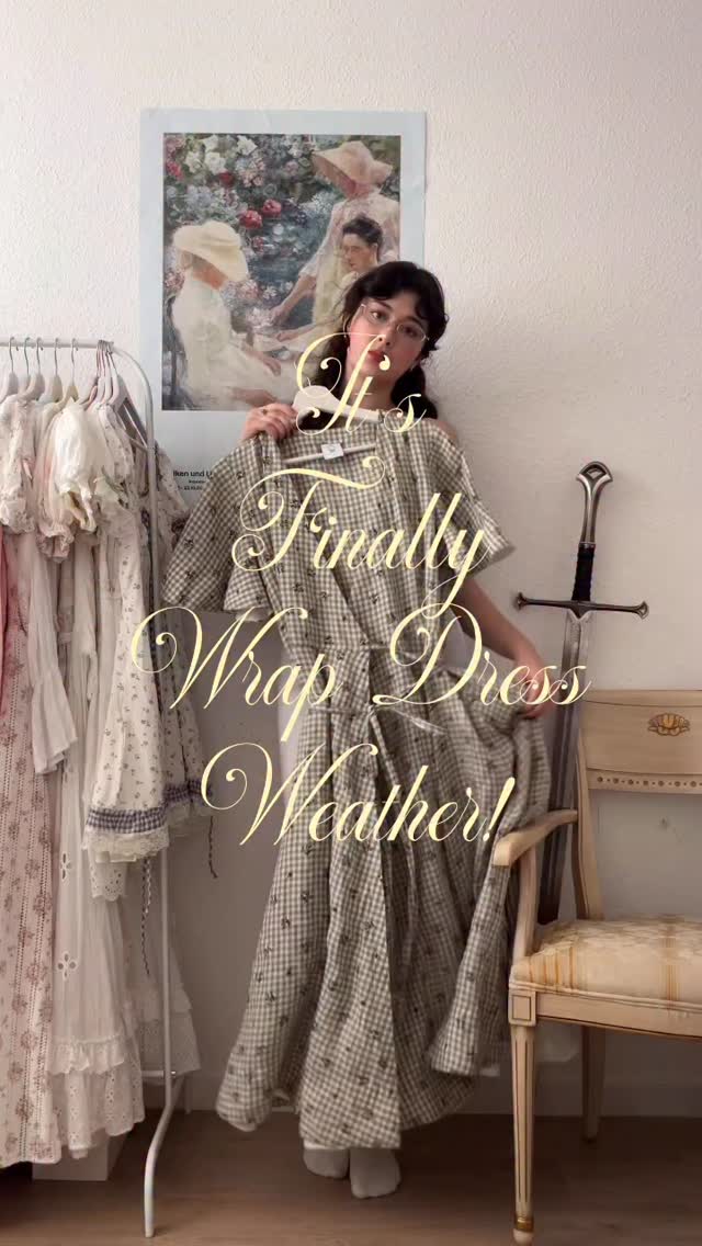 We may or may not have incredible news regarding this Green Gingham print…👀Any guesses?🤭, In the mean time enjoy this beautiful video by @orfeuleticia in linen Wrap Dress!👗 | Son de Flor