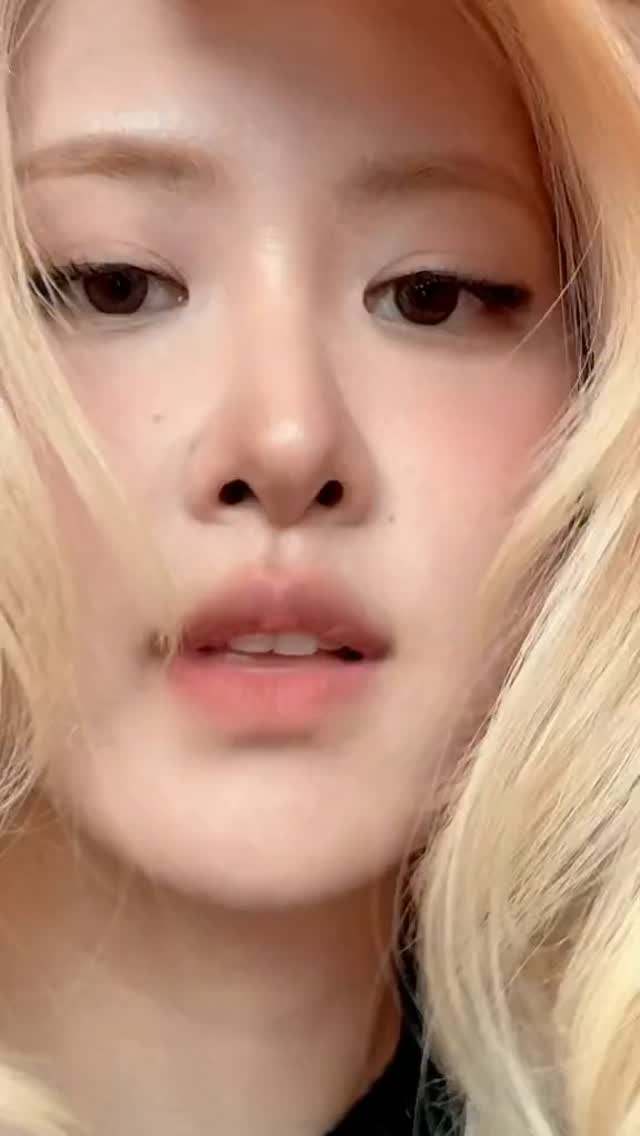 ROSÉ (@rosesarerosieofficial) • Facebook