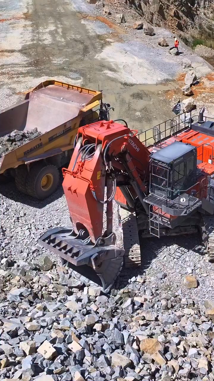Shannon Valley's Hitachi ZX490LCH excavator loading their Kleemann