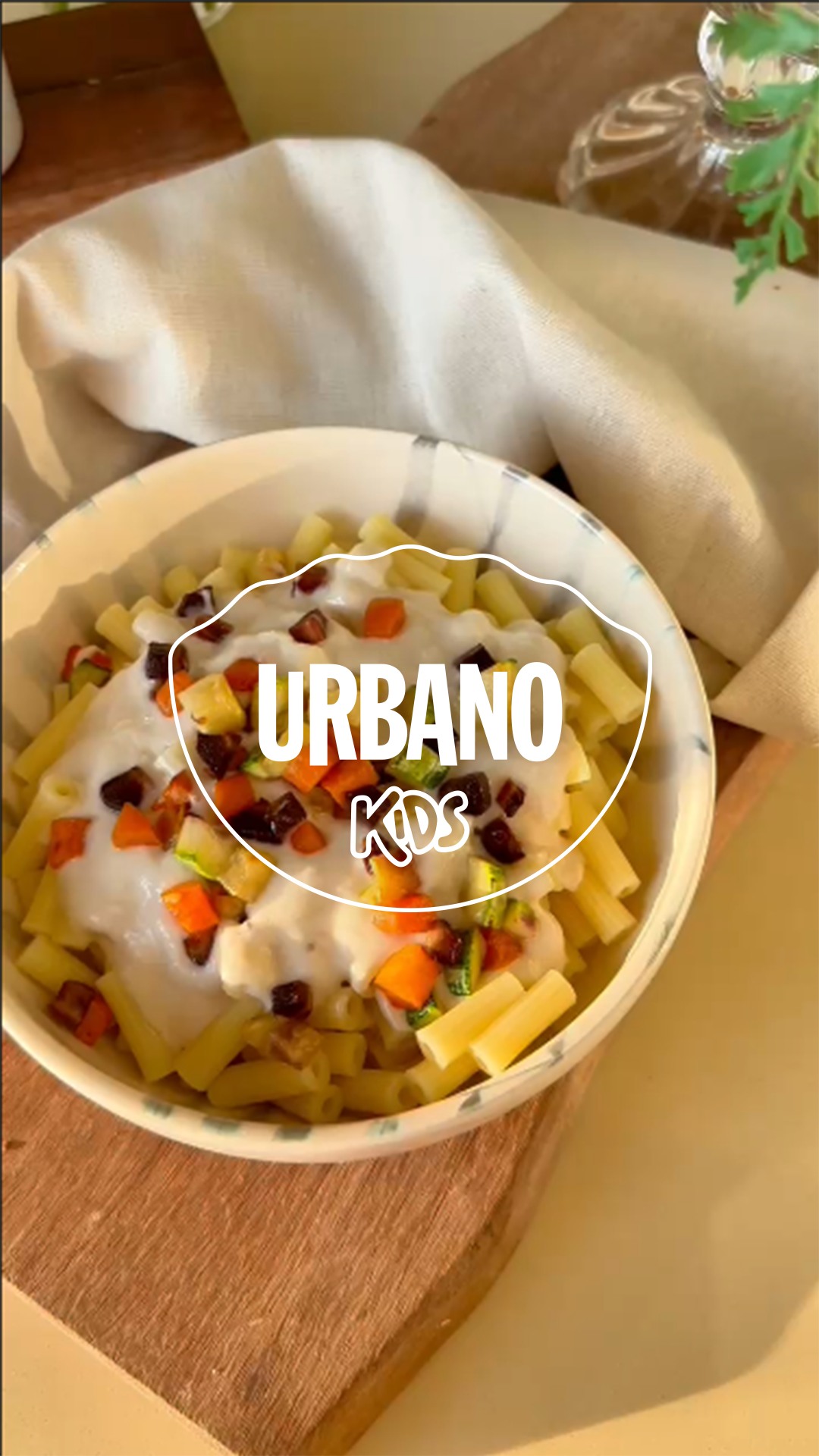 Mini Rigatoni Urbano Kids com bechamel vegano e legumes coloridos! Zero ...