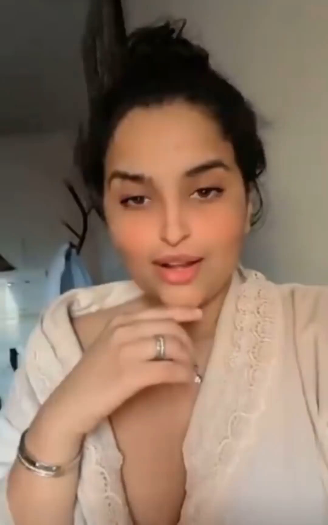 ام شامبو تأخذ دوش بعد ما تنا*كت ام شامبو تأخذ دوش بعد ما تنا*كت By