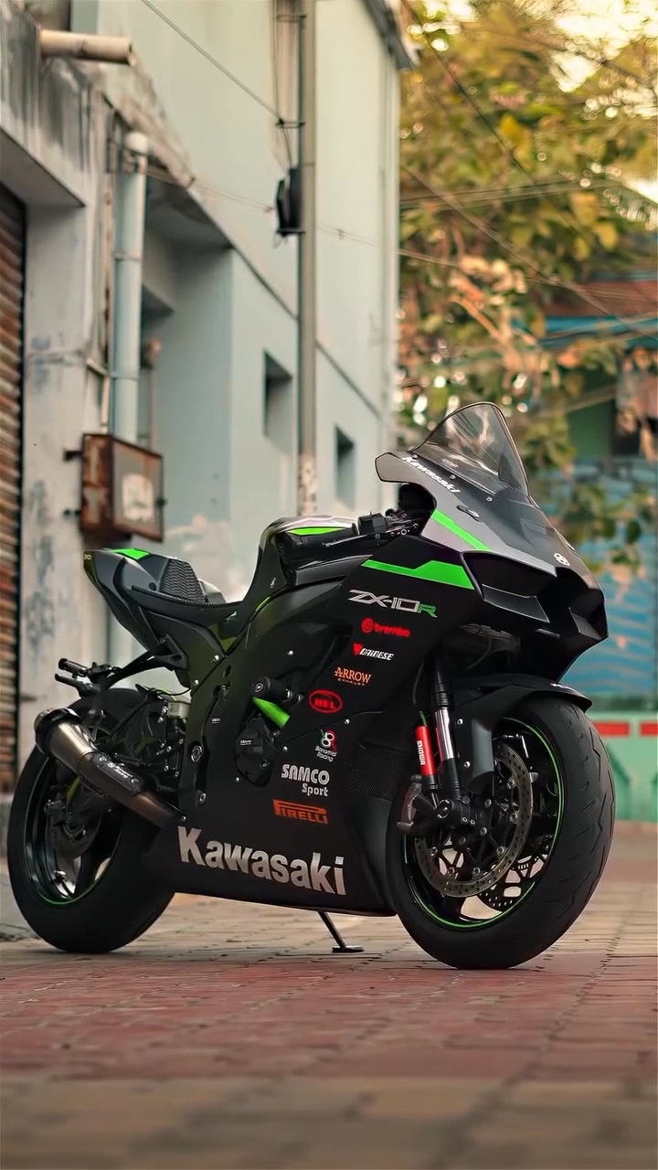 Pure aggression on two wheels. 😮‍💨 The Kawasaki ZX-10R looks