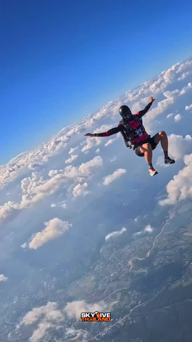 Pure Freedom in Freefall 🪂 This is what fun jumping is all about ...