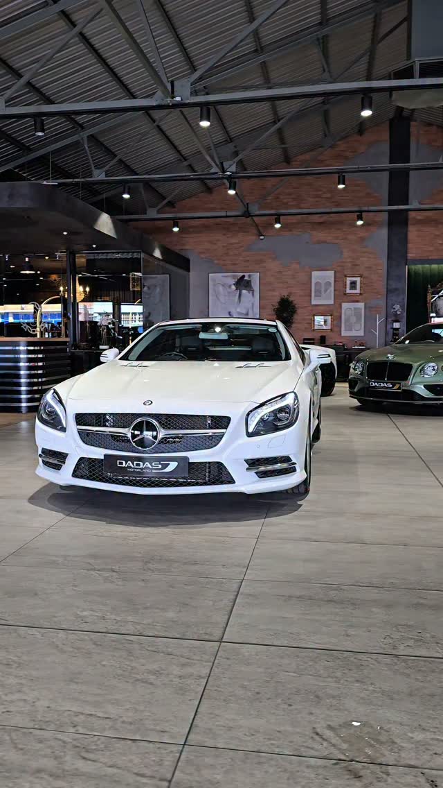 2015 Mercedes-Benz SL400 • R999 999 • 58 000km Where Precision
