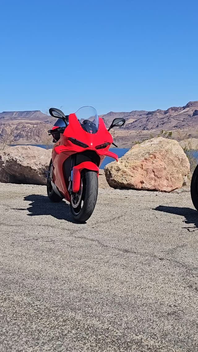 chika 2025 Ducati Panigale V4 vs Fully Built 2024 Ducati Panigale V4S