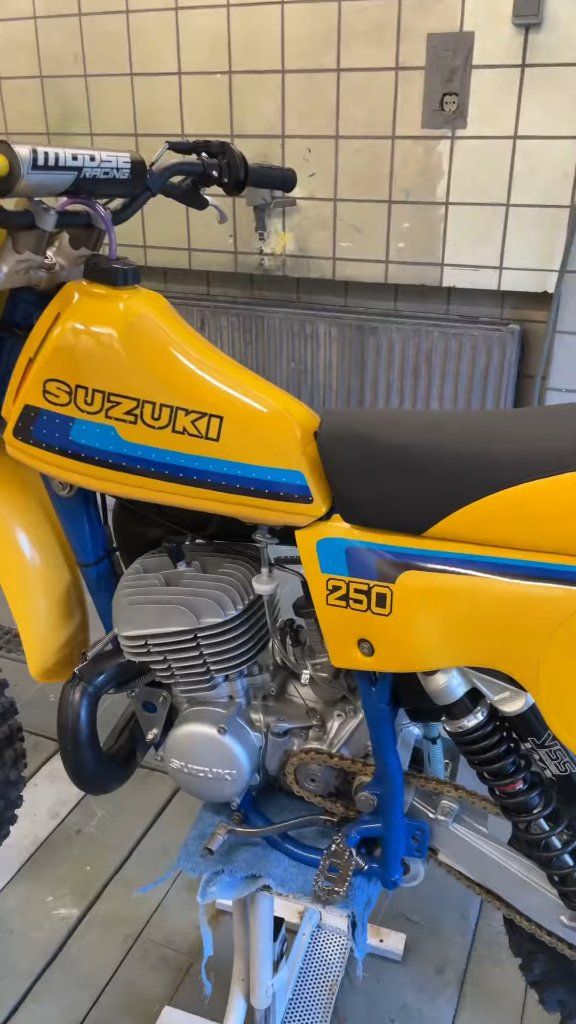 Clean Suzuki RM250 2-Stroke Build | Pure Vintage Motocross