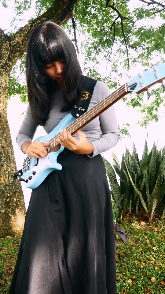 Hellow.This is the Akama mini Bass Groove @akama_guitars
