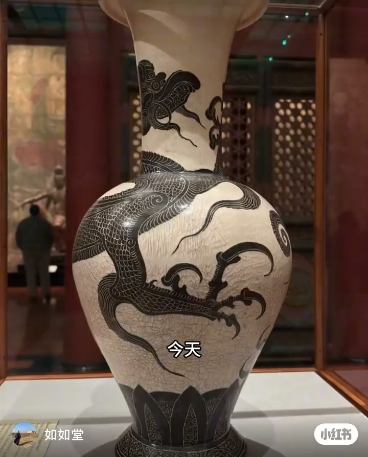 🔴 争议中的国宝- 磁州窑白底黑花龙纹大花瓶现藏于美国纳尔逊- 阿特金
