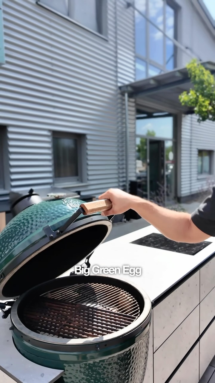 Der Grill steht hinten im Garten. Deshalb wird er im Sommer viermal benutzt., Eine Outdoor-Küche verändert das. Alles liegt an einem Ort: Ablage, Stauraum, Wasser, Strom, Grill. Ihr