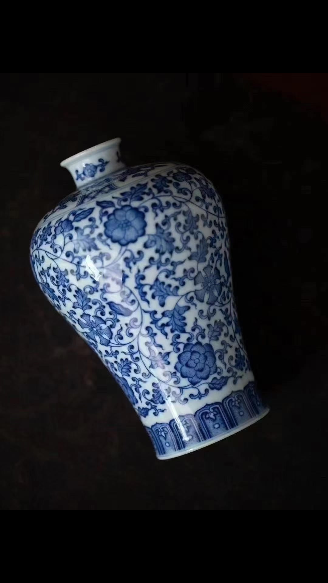 青花缠枝莲梅瓶一器满绘，青花层叠而不乱。 缠枝莲纹自腹部舒展而上