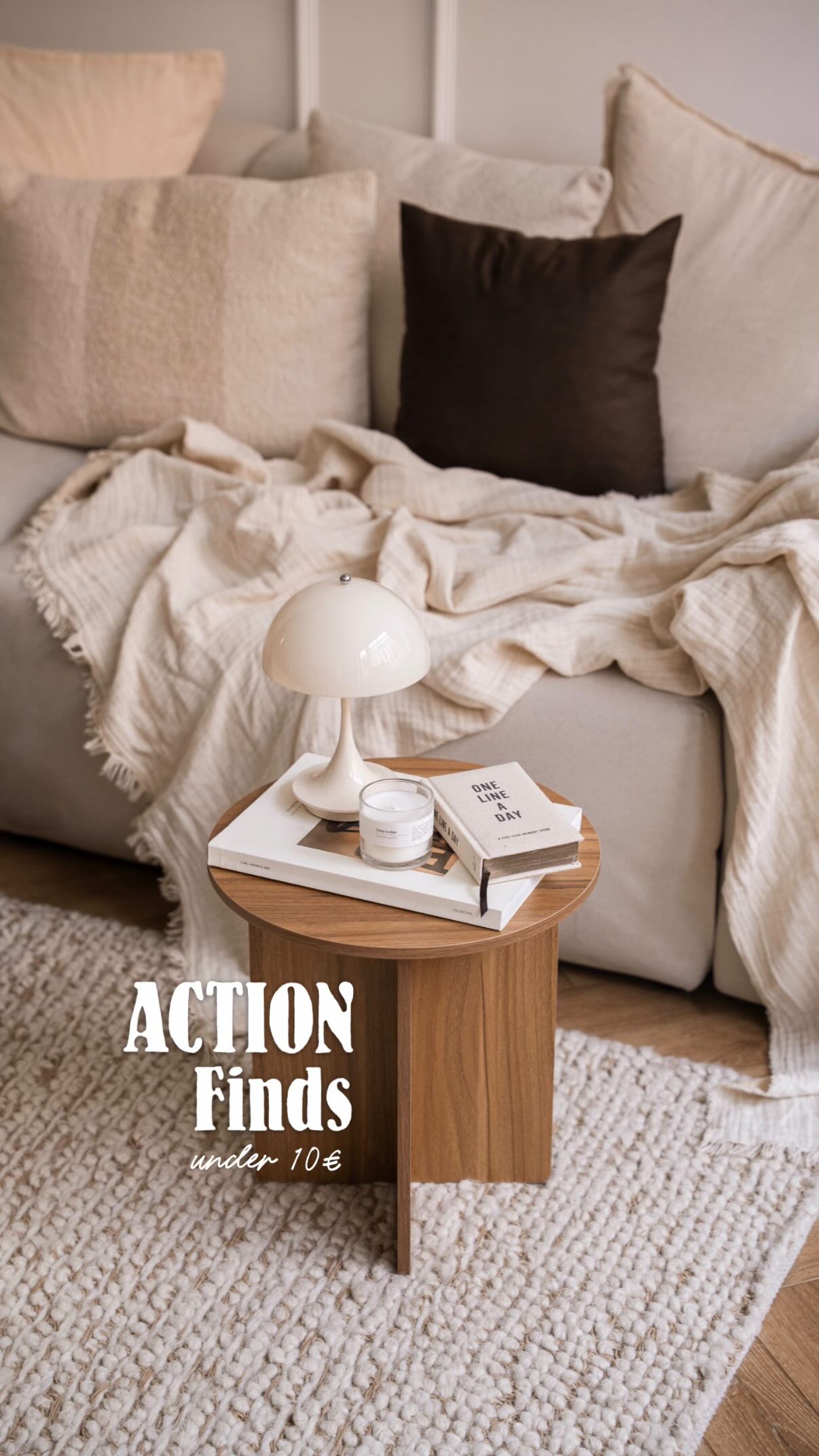 ACTION Finds - under 10€ | Juni 2026 🤎, 1. Beistelltisch, Holzoptik - 8,95€ , 2. Aufladbare Tischleuchte, Schwarz / Gold - 7,95€, 3. Cake Stand aus Holz mit Glasdeckel