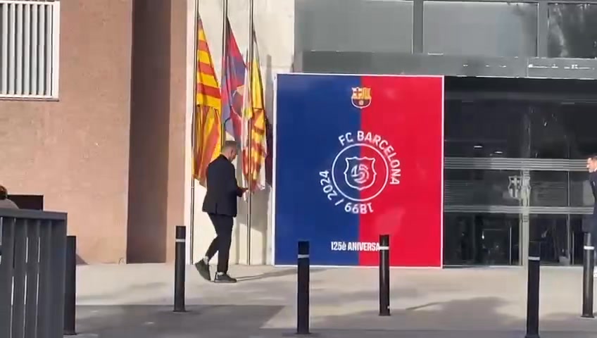 🚨🚨 𝐁𝐑𝐄𝐀𝐊𝐈𝐍𝐆: Hansi Flick has JUST ARRIVED to sign new Barça deal until ...