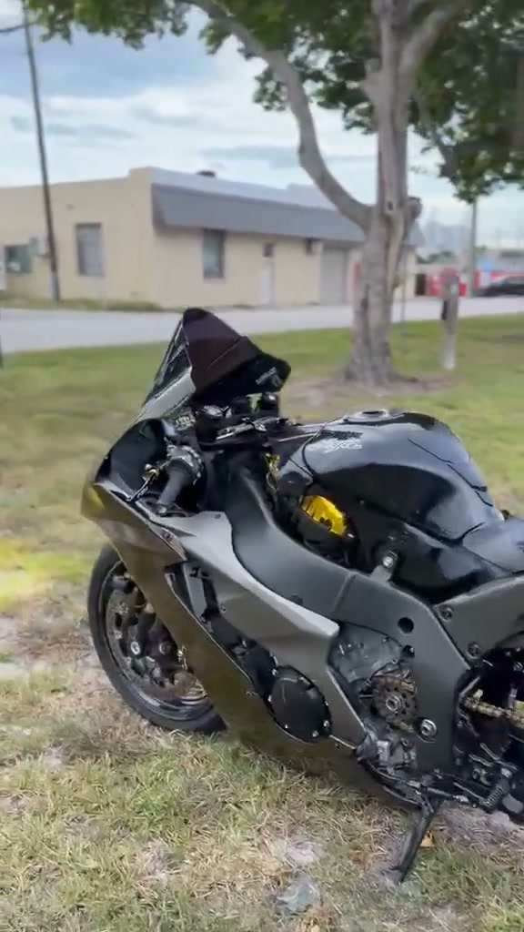 🏍️ Built to stand out and ready to rip. This 2023 Kawasaki Ninja