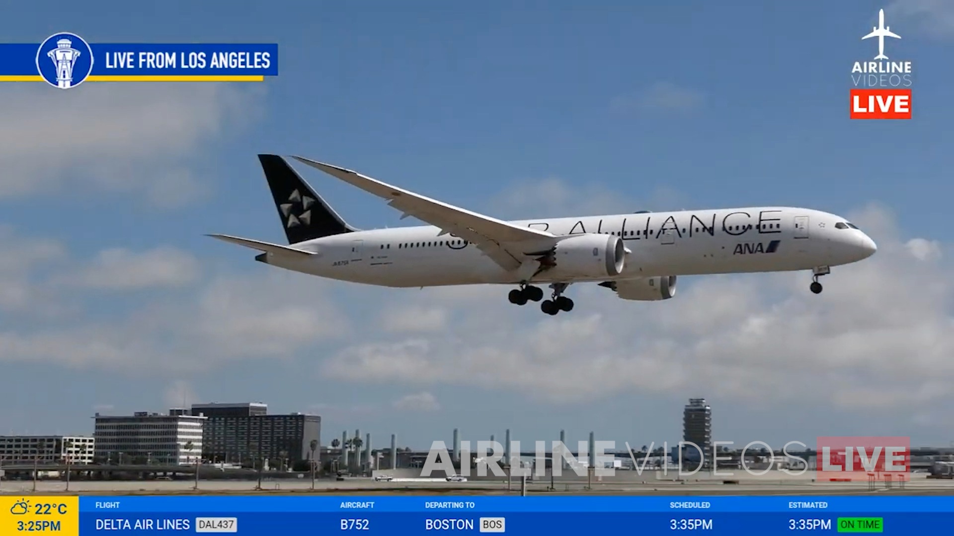 ANA Boeing 787-9 Dreamliner in the Star Alliance livery touches