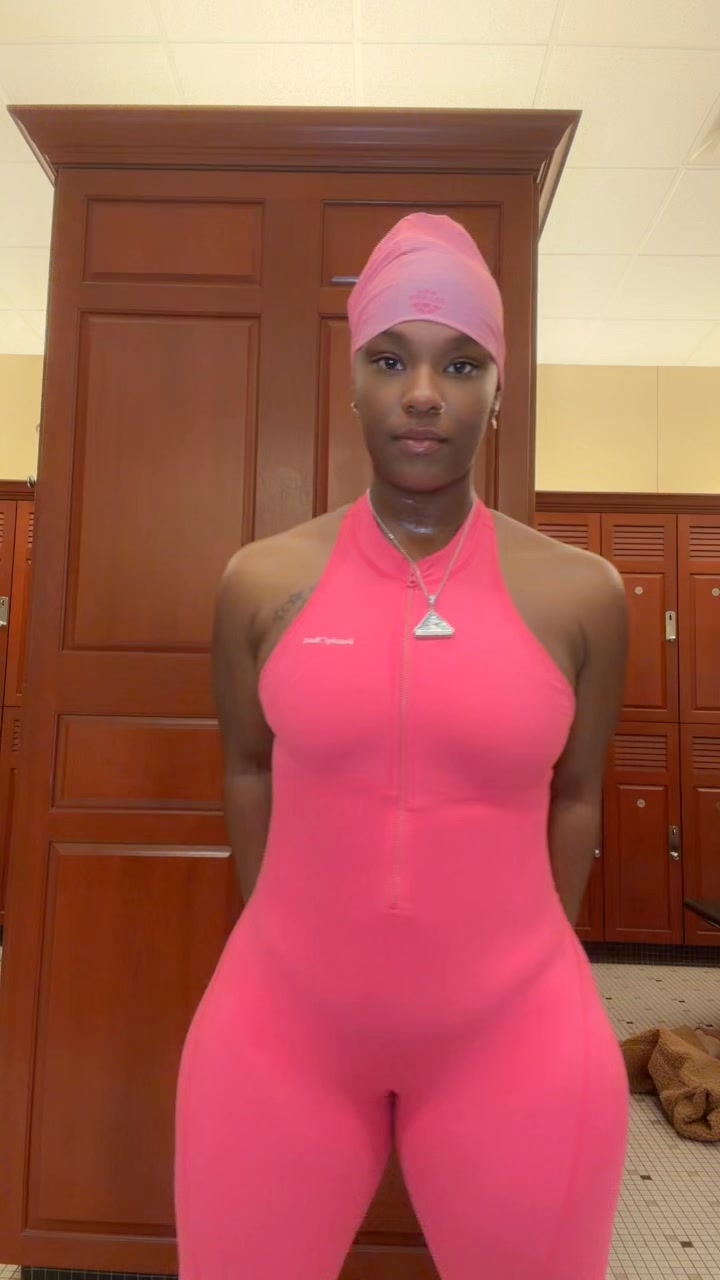 Let’s bring natural bodies back in the gym! 💪🏾 Building abs ain’t easy ...