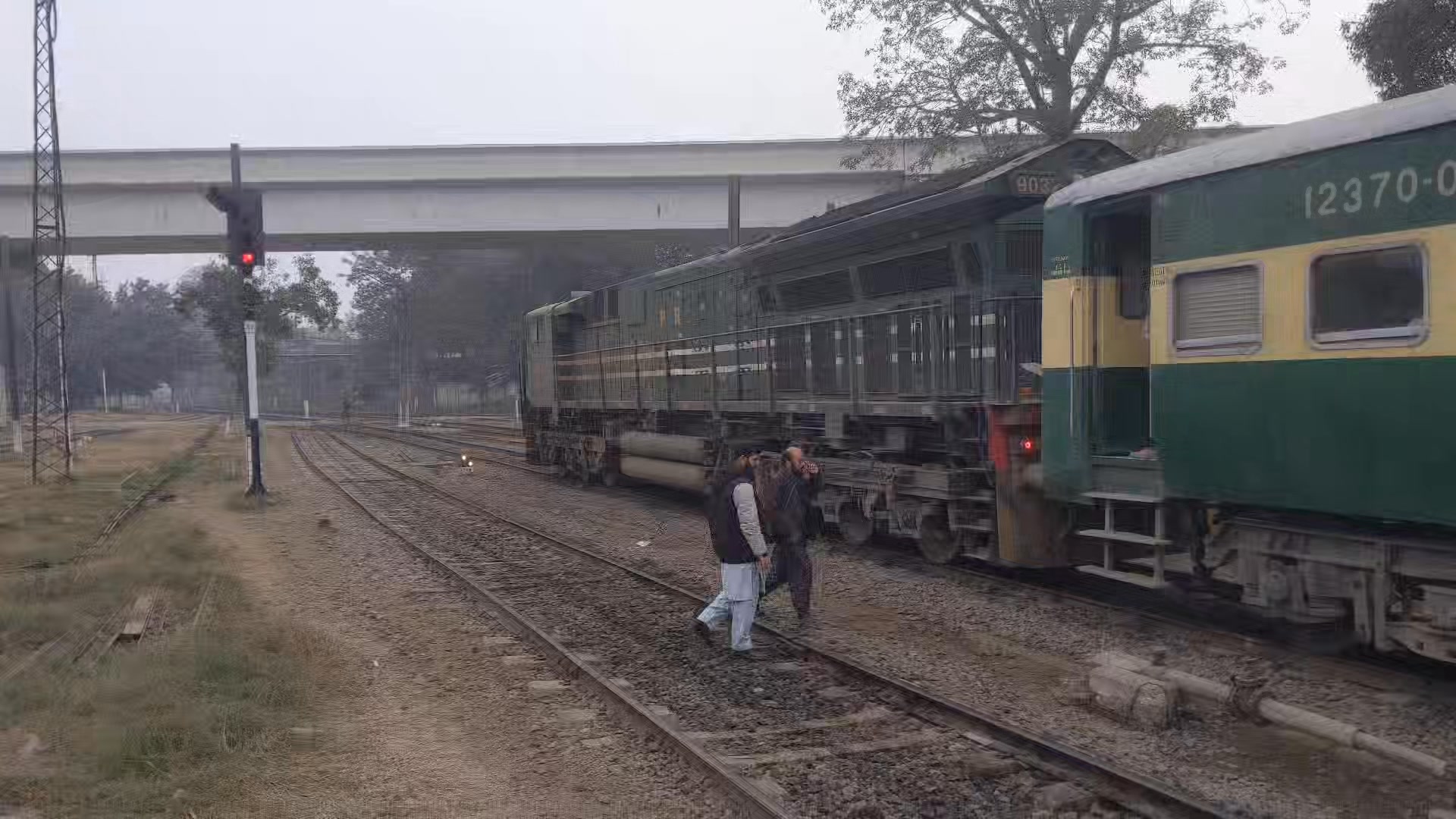 لاہور سے کراچی جانے والی ٹرین پاک بزنس ایکسپریس روانہ ہونے کے بعد ...