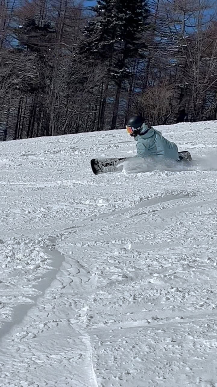 Live In The Moment✴︎ @ogasaka_snowboards 🏂XC158 🧦 @aband