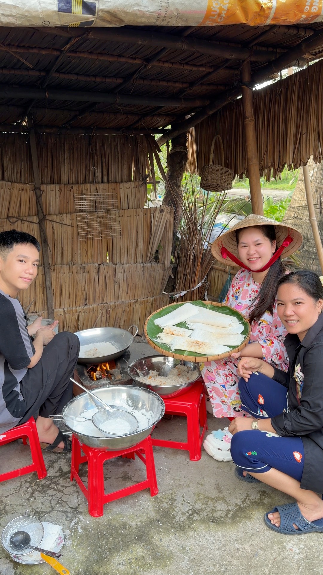 Mẹ Chồng Và Em Chồng Làm Bánh Rây Nhân Dừa Đậu Phộng Cho Con Dâu Ăn # ...