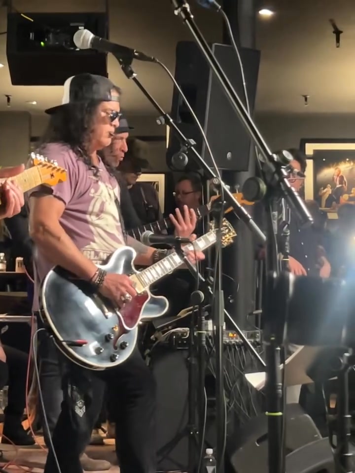 January 15 2026 Slash jamming with Joe Bonamassa in #newyork at The ...